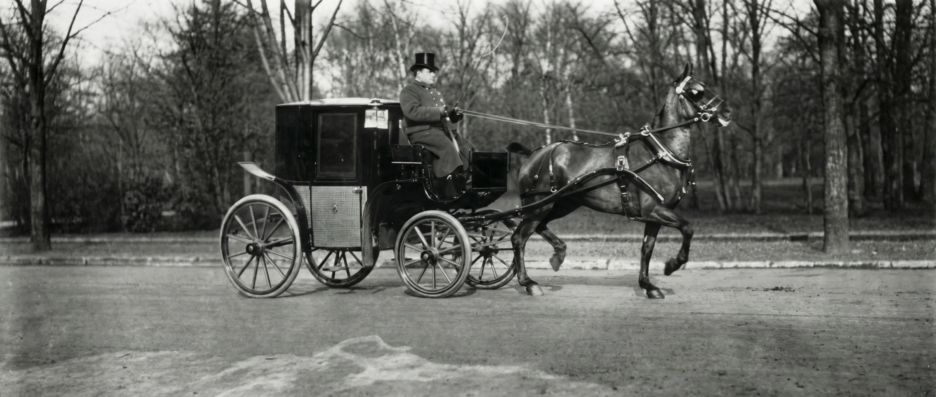 Voiture de grande remise avec cocher, Paris, début du XXe siècle